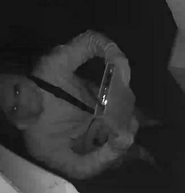 4. Моя камера видеонаблюдения поймала этого человека с большим устройством, которое, возможно, что-то сканирует? Человек заметил камеру и, похоже, передумал, но что они хотели?