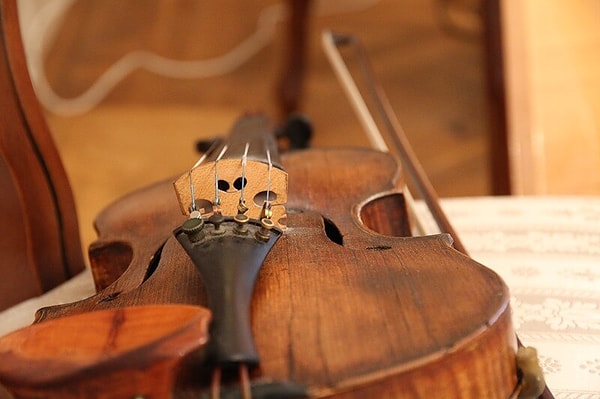 8. 70 разных деревянных деталей, чтобы собрать из них скрипку