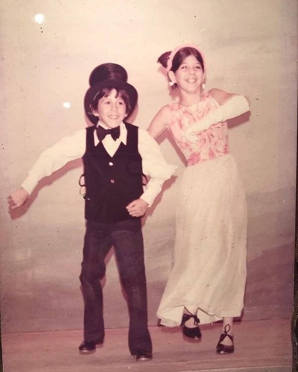 6. Мариса Томеи со своим младшим братом Адамом Томеем в детстве.
