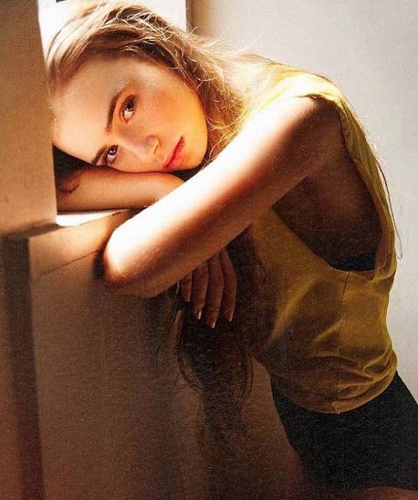 17. Лили Коллинз в начале 2000-х.