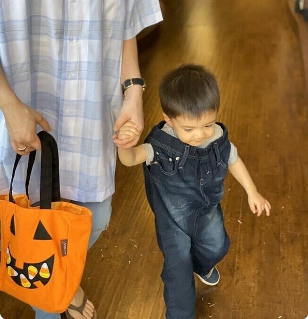 2. "Мой двухлетка настоял на том, чтобы быть Штанами на Хэллоуин"