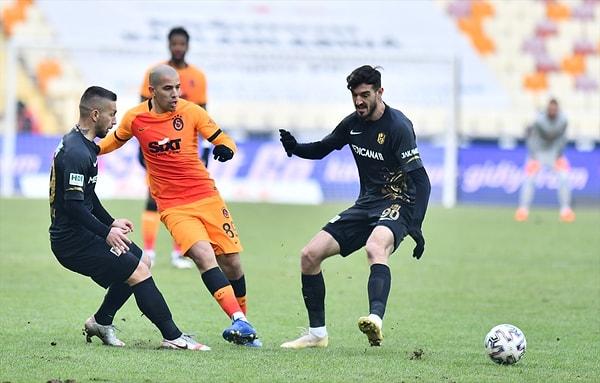 Galatasaray'da Feghouli 24. dakikada sakatlandı. Cezayirli futbolcunun yerine 26'da Emre Kılınç oyuna dahil oldu.