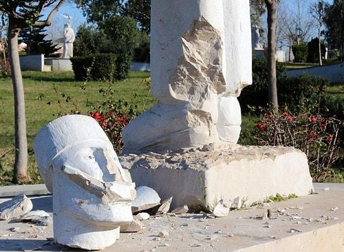 Antalya’da Heykel Terörü: Vandallar Kafalarını ve Parmaklarını Kırdı
