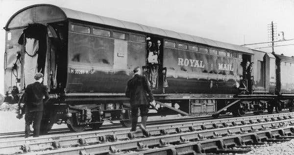 7 Ağustos 1963 günü, saatler 18:50'yi gösterdiğinde tren Glasgow'dan çıkar ve Londra'ya doğru hareket etmeye başlar.