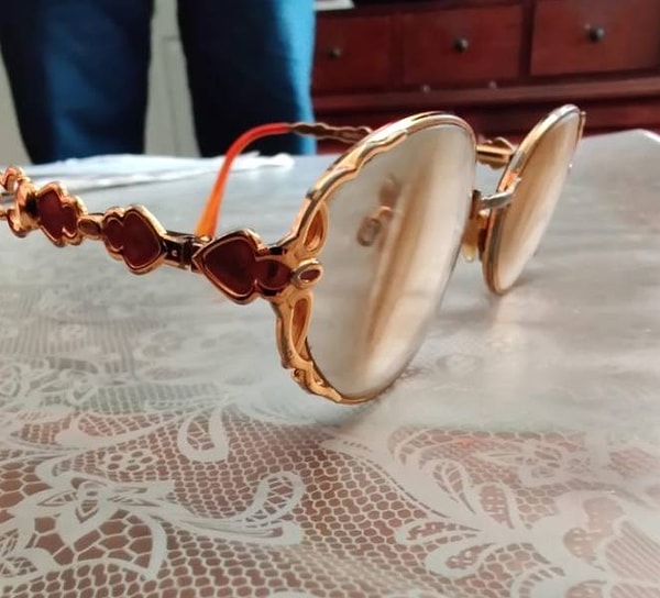 1. "Очки моей бабули, которым ни много ни мало 36 лет. Оказывается, они сделаны из золота и рубинов".