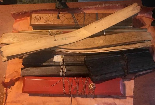 3. "10 столетних и невероятно ценных орийских рукописей на пальмовых листьях теперь красуются не на чердаке, а в моей библиотеке!”