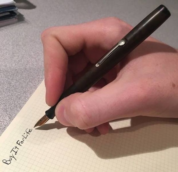 13. "Ей уже 101 год, и она все еще отлично пишет... 1 старинная ручка лучше новых двух, это уж точно!"