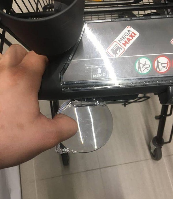 12. "У этой тележки в супермаркете есть встроенное увеличительное стекло".