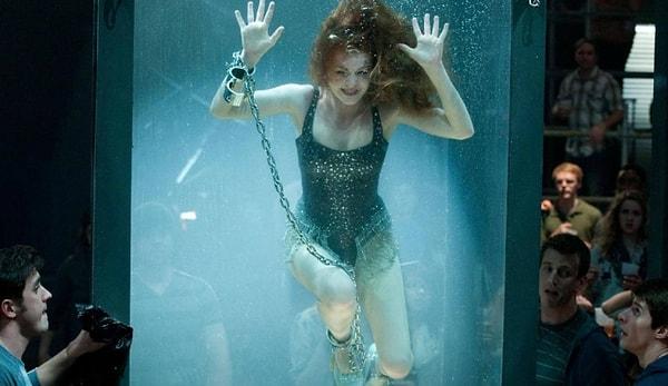14. "Sihirbazlar Çetesi" filminin çekimi sırasında Isla Fisher neredeyse tüm ekip önünde boğularak ölüyordu.