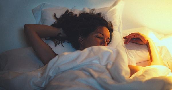 4. Düzensiz veya aşırı uzun regl döneminden mi şikayetçisiniz? Gece lambasıyla uyumak regl döngünüzü düzene sokabilir.