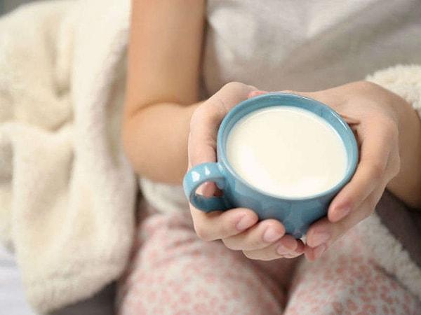 8. Gece yatmadan önce uykunuzu getirebileceğini düşünerek süt ve süt ürünleri içmeniz tavsiye edilen bir şey değil.