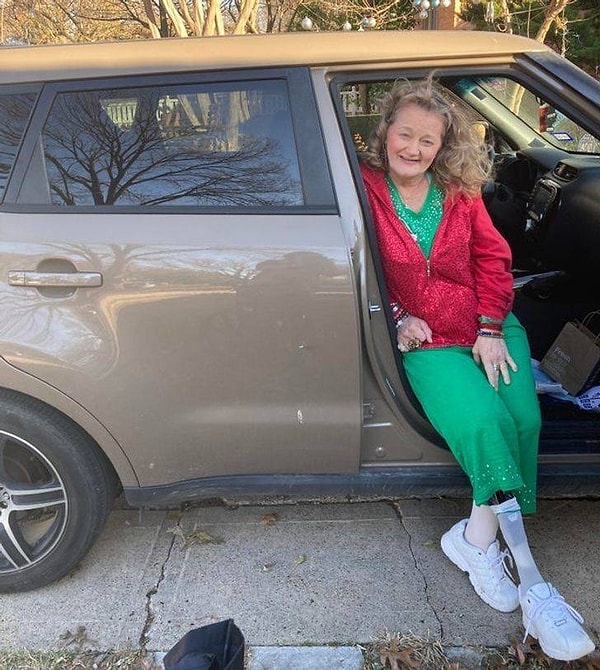 7. "Моя мама выглядит такой гордой в свой первый день ходьбы после операции".