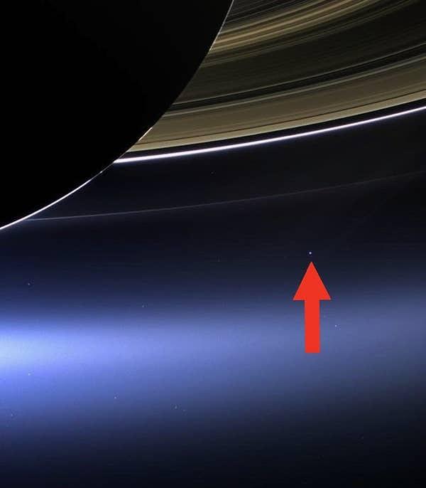 15. Satürn halkalarının arkasından Dünya'nın görünüşü bu şekilde.