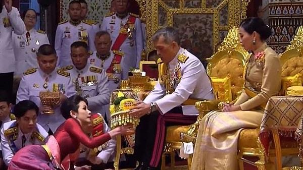 Resmi metresi Sineenat Wongvajirapakdi’ye 36’ıncı yaş günü hediyesi olarak ikinci kraliçe unvanını verdi.
