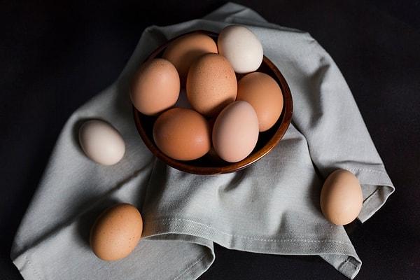 11. Eğer yumurta haşlarken suyunun içine karbonat koyarsanız yumurtaları daha kolay soyabilirsiniz.