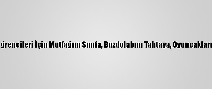 Koronavirüsle Değişen Hayat - Öğrencileri İçin Mutfağını Sınıfa, Buzdolabını Tahtaya, Oyuncakları Deney Materyaline Dönüştürdü