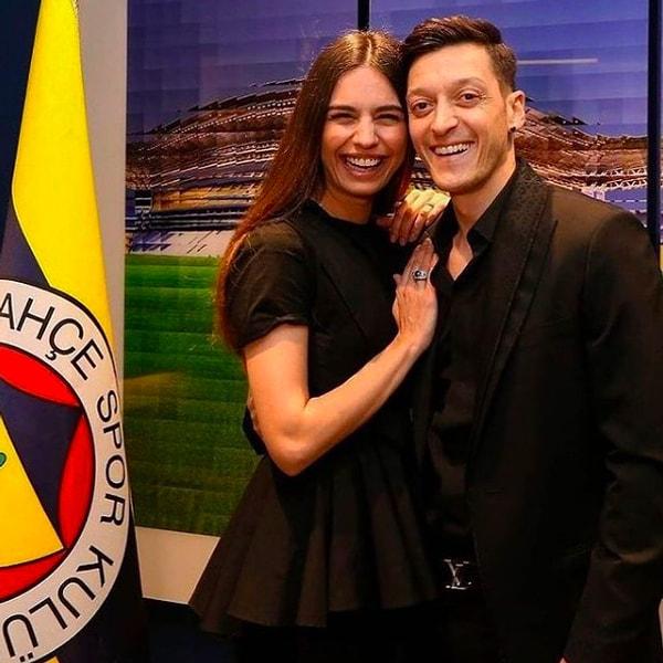 11. 3.5 milyon euro garanti ile Fenerbahçeye imza atan Mesut Özil ve eşi Amine Gülşe, mutluluk pozu verdi!