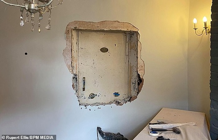 Владелец "дома с приведениями" говорит, что призраки помогли ему найти секретную дверь хранилища, спрятанную внутри стен