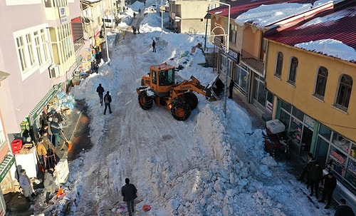 İlçede Biriken 2 Metrelik Kar, Karayolları Ekiplerinin Yardımıyla Taşındı