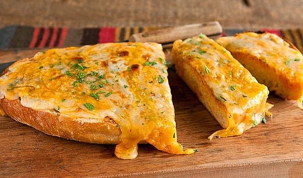 7. Peynirli Sarımsaklı Ekmek Tarifi: