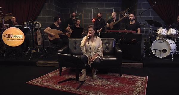 Türkiye'nin en güçlü ve duru seslerinden biri Merve Özbey, onu çok seviyoruz. Karantina günlerinde zor zamanlar geçirirken müzikle biraz olsun keyifli zaman geçirebiliyoruz.