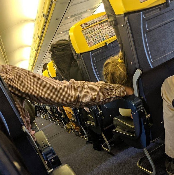 6. "Во время перелета отец подставил своей дочке руку под голову, чтобы она не ударилась об поручень во время турбулентности".