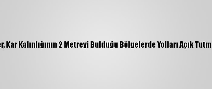 Siirt'te Ekipler, Kar Kalınlığının 2 Metreyi Bulduğu Bölgelerde Yolları Açık Tutmaya Çalışıyor