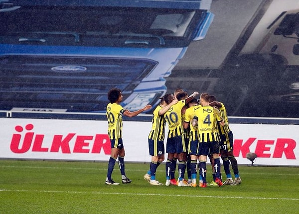 Fenerbahçe, bu galibiyetle 45 puan ve maç fazlasıyla liderliğe yükseldi. Çaykur Rizespor ise 25 puanla 13. sırada kaldı.