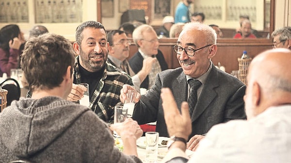 2. Sevdiklerimizle lezzetli mezeler yiyip, içkilerimiz tokuşturarak muhabbetin dibine vurduğumuz o şen kahkahalı restoranları,