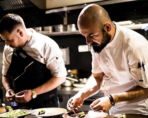 Michelin Yıldızlı Restoranın Sahibi Dede'den, Nusret Tepkisi: 'Et Tokatlayarak Türk Mutfağını Tanıtamazsın'