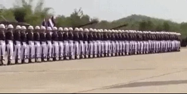 8. Senkronize askerleri üç kez izledikten sonra büyülenme riskiniz var.