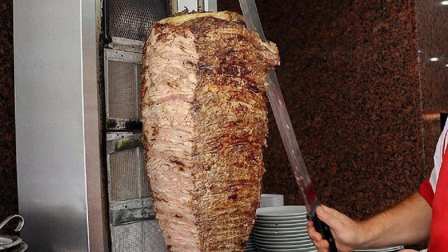 Et dönere kıyma ve sakatat karıştırılıyor