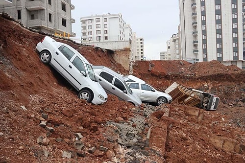 İstinat Duvarının Çöktü: 6 Araç Yandaki İnşaatın Temel Kazı Alanına Düştü