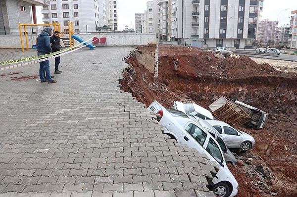Durumu gören bina sakinleri evlerinden aşağıya inerken, araçlar çukurdan vinç yardımıyla kurtarıldı.
