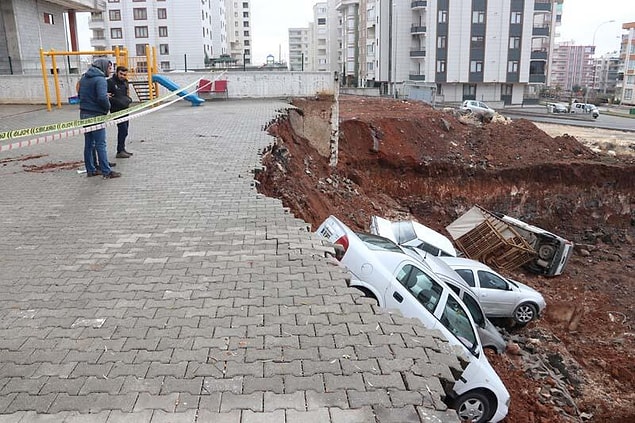 Durumu gören bina sakinleri evlerinden aşağıya inerken, araçlar çukurdan vinç yardımıyla kurtarıldı.