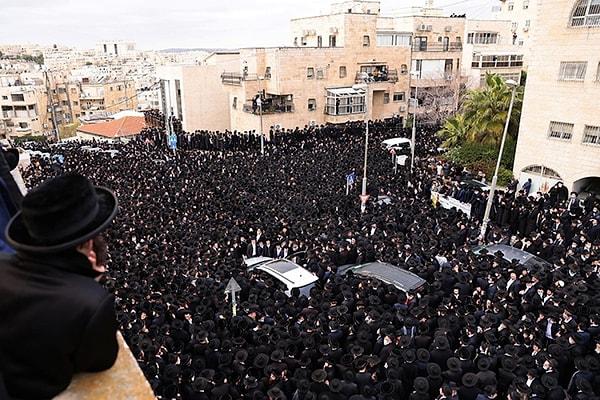 İsrail medyasında yer alan haberlere göre, önlem almakta başarısız olan polis, cenaze töreni alanından çekildi.