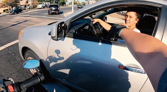 Türkiye'de Olsa Ne Olurdu? Trafikte Yanında Durduğu İnsanlara Selam Veren Motorcu