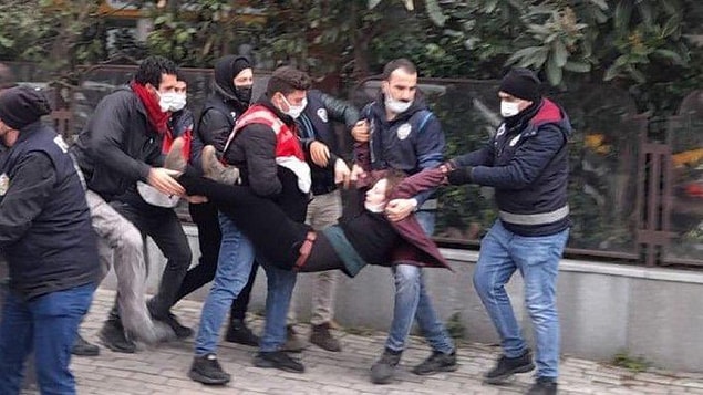 Bugünkü eylemlerde öğrencilerin birlikte hareket etmesi polis tarafından engellenirken birçok öğrenci de göz altına alındı.