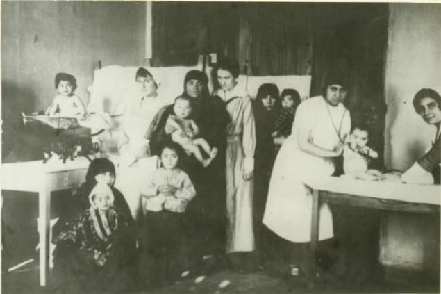 Bu bakımdan hayatındaki iki dönüm noktası kurum, Süt Damlası ve Kızılay Kadın Merkezi olur Safiye Ali'nin.