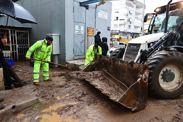 İzmir'deki sel felaketinde yakalanan karelerden bazıları...
