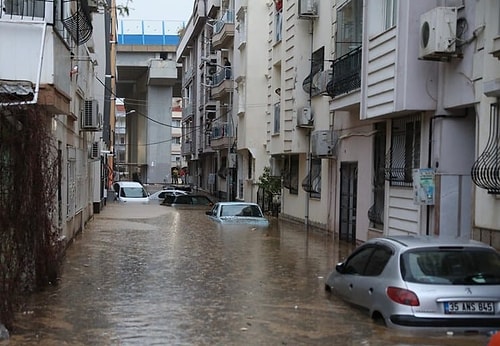 Belediye 'Evlerden Çıkmayın' Dedi! Korkunç Görüntülerle İzmir'de Yaşamı Felç Eden Sel Felaketi...