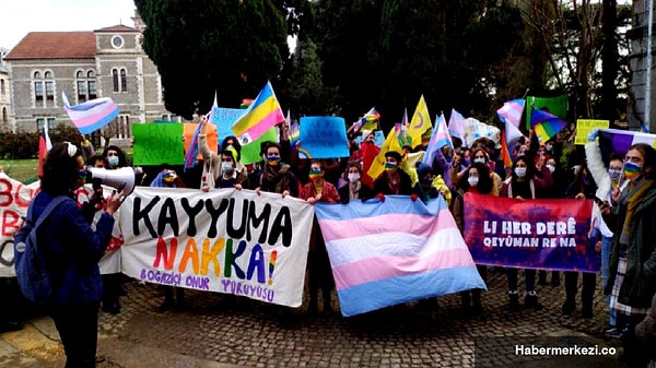 Protestolarda LGBTİ bayrakları kullanıldığı ve Kabe'ye hakaret edildiği iddiası, bir kesimin büyük tepkisine sebep oldu.