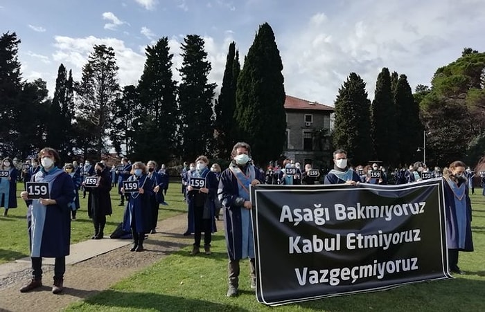 Akademik Direniş Sürüyor: Boğaziçi Öğretim Üyeleri '159' Dövizleriyle Kampüste