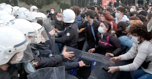 Yukarıdaki bu sözde zararsız grubun saygı gördüğü, taleplerini dile getirdiği bir ülkede Boğaziçi öğrencilerinin susturulmasını nasıl hazmediyorsunuz?