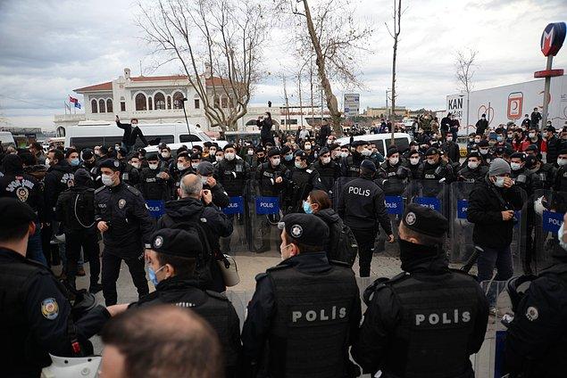 Bunun üzerine protesto eylemleri tırmanışa geçmiş, kampüste ve Kadıköy’deki gösterilere polis orantısız güçle karşılık vermiş, onlarca gözaltı yapılmıştı.