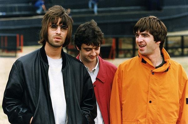 İngiltere’de dönemin önde gelen iki müzik grubu, ikisi de tamamen zıt kutuplarda. Bir tarafta tantanası eksik olmayan Liam ve Noel Gallagher kardeşli Oasis!