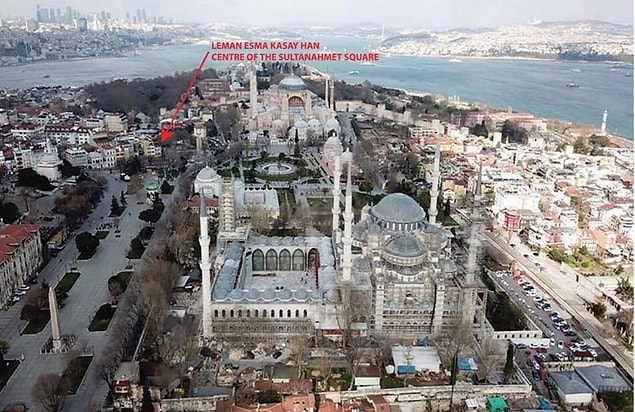 İstanbul'un kalbinde yer alan ve dünyanın en önemli tarihi simgelerine komşu olan bina, Ayasofya'ya 70 metre, Yerebatan Sarnıcı'na 30 metre, Sultanahmet Camii'ne ise 100 metre uzaklıkta.