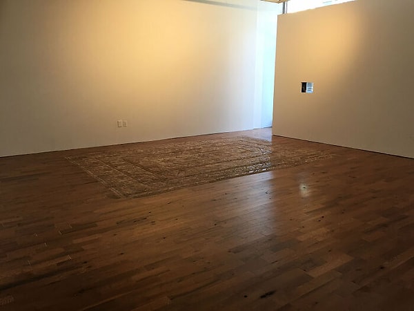 Природа была большим источником вдохновения для ее творческого процесса, поэтому ковер был вырезан на дубовом полу.