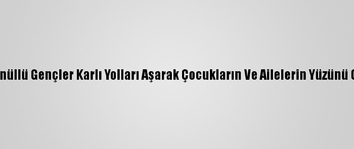 Bitlis'te Gönüllü Gençler Karlı Yolları Aşarak Çocukların Ve Ailelerin Yüzünü Güldürüyor