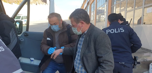 şüpheli ise kendisini görüntüleyen basın mensuplarına, 'Ne çekiyorsunuz, gören de adam öldürdük sanır' diyerek tepki gösterdi.